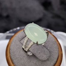 18K白金(750)鑲鑽石旦形冰種翡翠戒指(13號)