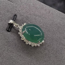 18K白金(750)鑲鑽石蛋形湖水藍翡翠吊墜