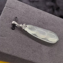 18K白金(750)鑲天然鑽石翡翠冰種富貴豆吊墜
